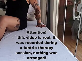 Paciente sendo tocada pelo terapeuta até gozar - Massagem tântrica - Pellicle Through-and-through
